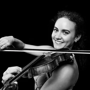 Robyn Quinnett playing the violin.